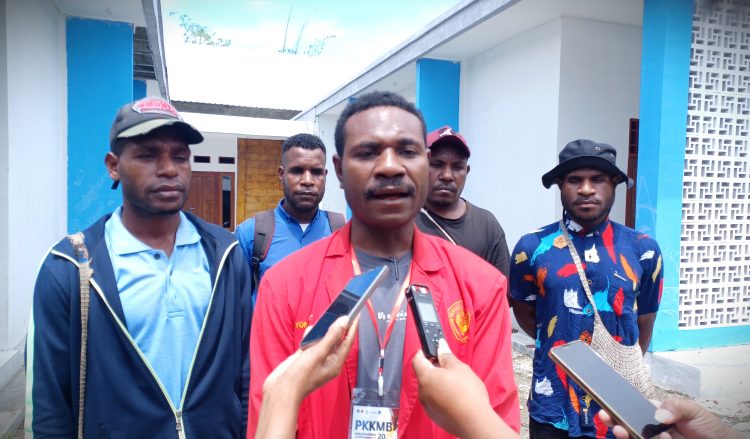 Koordinator mahasiswa asal Mamberamo Raya, Hendrik Pitawa saat memberikan keterangan pers di depan Asrama Putri Mamberamo Raya. (Foto: Darul Muttaqin)