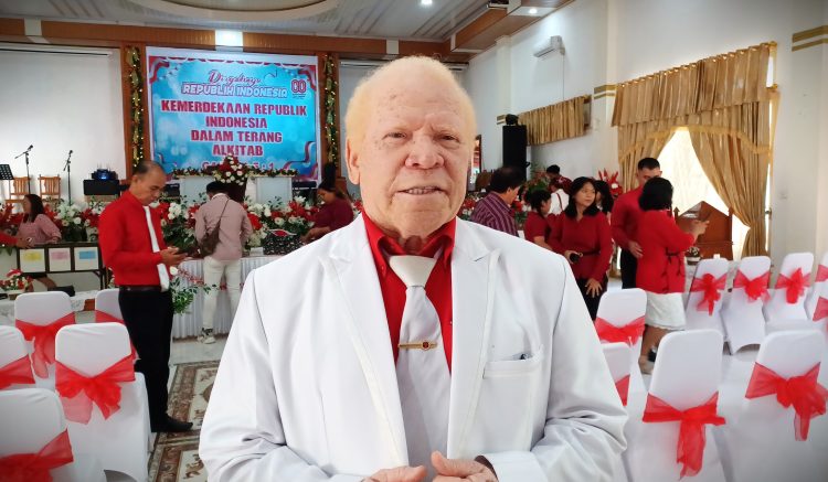 Gembala Sidang Jemaat GPDI Parakletos Angaksapura, Pendeta M.P.A. Maury S.Th. (Foto: Darul Muttaqin)