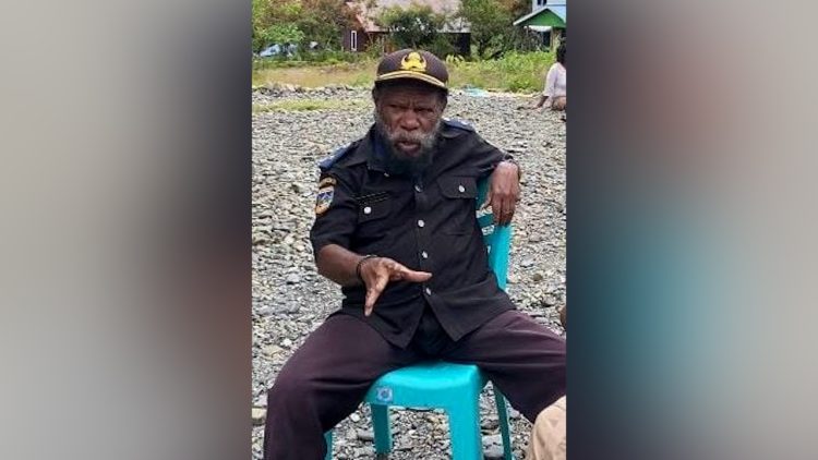 Ketua Lembaga Masyarakat Adat (LMA) Kota Mulia, Kabupaten Puncak Jaya, Lemas Telenggen saat memberikan pernyataannya. (Foto: Istimewa)