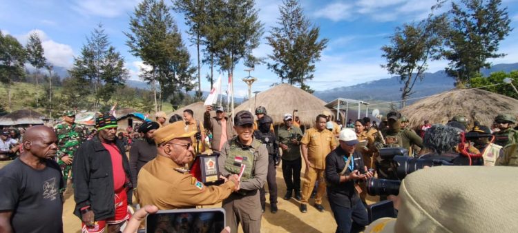 Bupati Puncak Elvis Tabuni mengapresiasi kunjungan Pangkogabwilhan III beserta jajarannya di Kabupaten Puncak. (Foto: Istimewa)