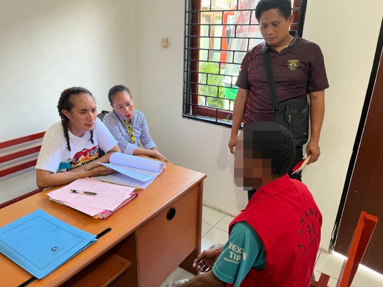 Polres Keerom resmi menyerahkan seorang tersangka kasus pembakaran rumah kepada JPU Kejaksaan Negeri Jayapura. (Foto: istimewa)