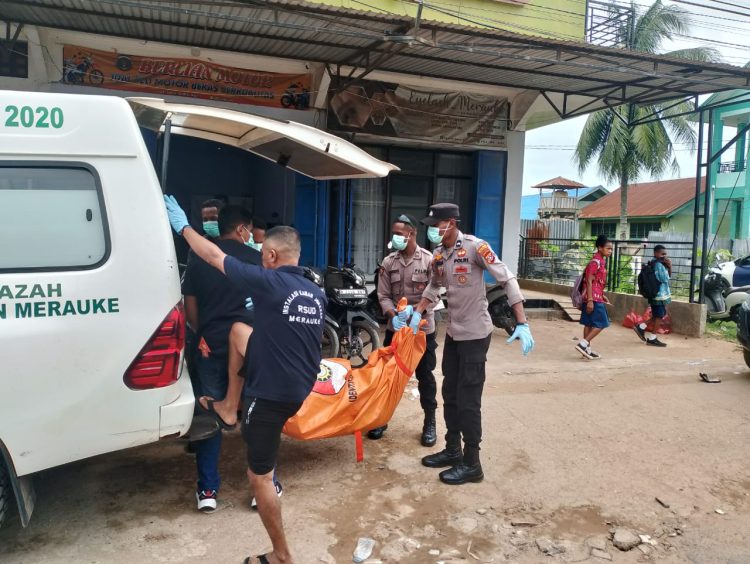 Jenazah korban dievakuasi untuk penanganan lebih lanjut. (Foto: Istimewa)