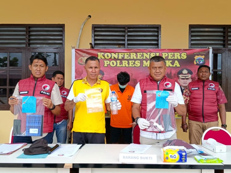 Satuan Reserse Narkoba Polres Mimika menggelar konferensi pers terkait 3 orang pengedar diamankan. (Foto: Istimewa)