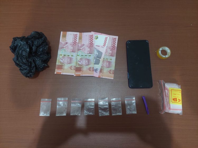 Sejumlah barang bukti milik pelaku berinisial GMR alias Galank (21). Foto: Istimewa
