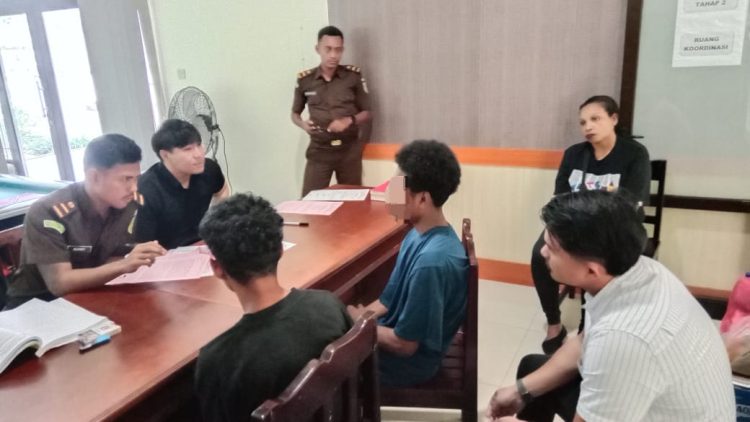 Penyerahan dua tersangka dan barang bukti kasus pencurian dengan pemberatan ke Kejaksaan Negeri Timika. (Foto: Istimewa)