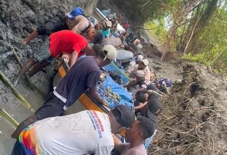 Jalur distribusi logistik pemilu harus ditempuh melalui alur sungai yang sempit dan dangkal. (Foto: Istimewa)