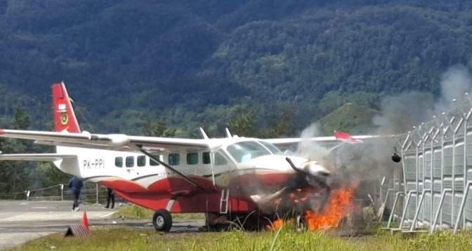 Pesawat Aviasi Puncak Papua Terbakar Usai Menabrak Portal Bandara Aminggaru Ilaga