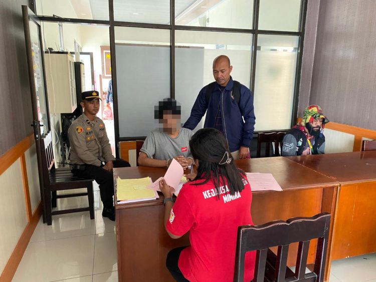 Penyerahan tersangka dan barang bukti diterima langsung oleh Jaksa Penuntut Umum Meddlyn Elisabeth Maniagasi di Kantor Kejaksaan Negeri Mimika. (Foto: Istimewa)