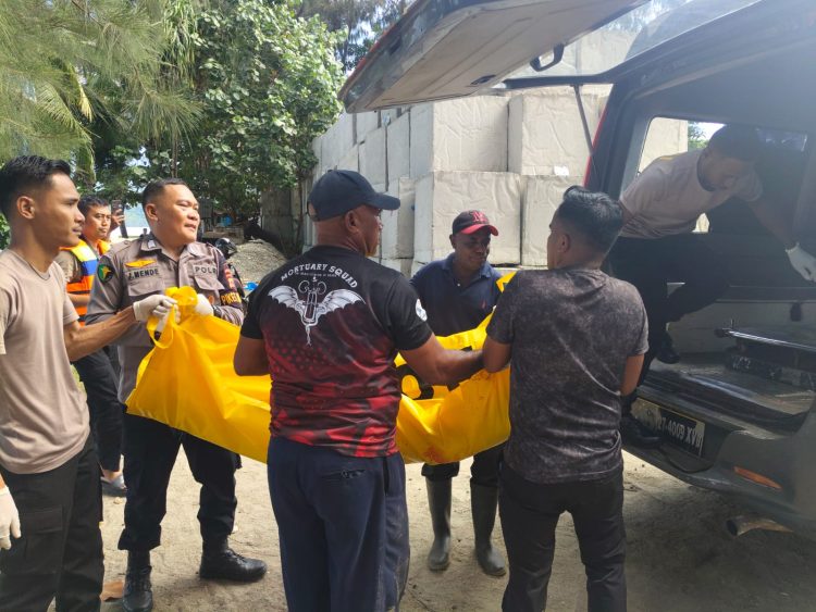 Evakuasi korban bernama Fernando (26), menggunakan ambulans menuju Rumah Sakit Bhayangkara Kotaraja. (Foto: Istimewa)