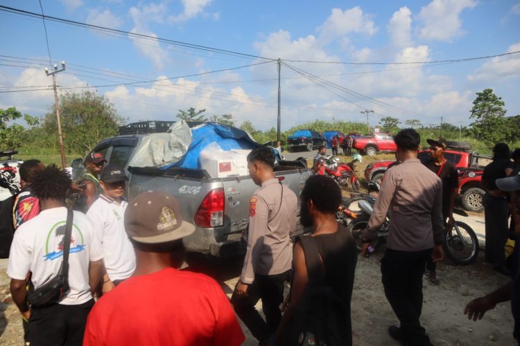 Jajaran Polres Keerom melaksanakan pengamanan dan pengawalan ketat terhadap distribusi logistik pemilu ke enam distrik. (Foto: Istimewa)