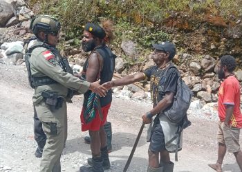 Ciptakan Keamanan di Pegunungan Mimika, Polsek Tembagapura dan Brimob Gelar Patroli Dialogis