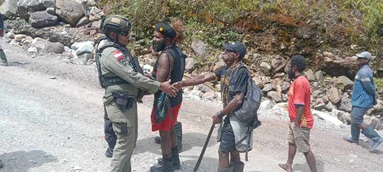 Polsek Tembagapura bersama personel Brimob Yon B Satgas Amole I–2025 menggelar patroli dialogis gabungan. (Foto: Istimewa)