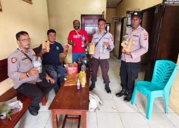 Polsek Pelabuhan Pomako Gagalkan Penyelundupan 16 Liter Sopi dari KM Tatamailau
