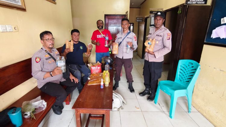 Polsek Kawasan Pelabuhan Pomako gagalkan penyelundupan miras lokal jenis sopi ke wilayah Kabupaten Mimika. (Foto: Istimewa)