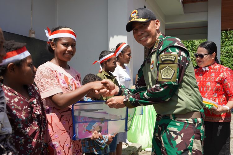 Koops Habema saat menggelar bakti sosial berupa pembagian 400 paket sembako untuk masyarakat asli Papua dan 200 paket perlengkapan sekolah bagi anak-anak. (Foto: Istimewa)