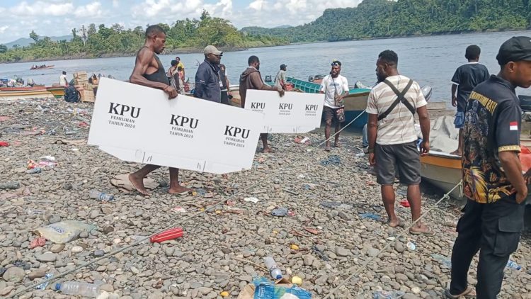 Suasana hari pertama distribusi logistik dalam kondisi air sungai Mamberamo Raya mulai surut. (Foto: Wersay)