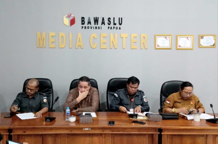Bawaslu Papua saat menggelar konferensi pers di kantor Bawaslu Papua, Senin (04/8/2025). Foto: Darul Muttaqin