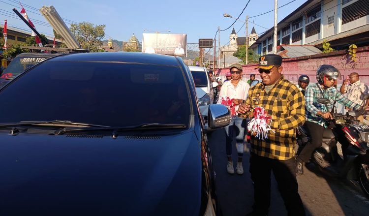 Pemerintah Kabupaten Jayapura bersama insan saat berbagi bendera Merah Putih kepada pengguna jalan. (Foto: Istimewa)