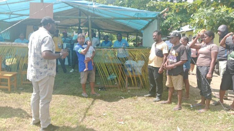 Ketua KPU Kabupaten Mamberamo Raya, Barnabas Dude saat memantau pelaksanaan pencoblosan disalah satu TPS di Kasonaweja, Distrik Mamberamo Tengah. (Foto: Wersay)