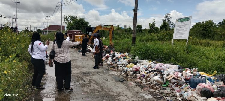 Aksi bersih besar-besaran untuk menanggulangi tumpukan sampah liar yang berserakan di sepanjang jalan. (Foto: Istimewa)