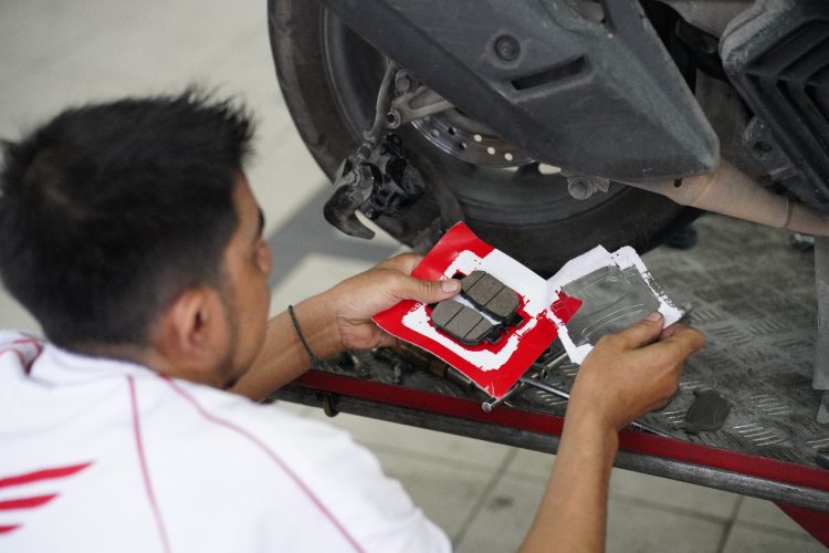 Perawatan rutin dan perhatian ekstra terhadap kondisi sepeda motor menjadi hal yang wajib bagi para pengendara di Papua. (Foto: Istimewa)