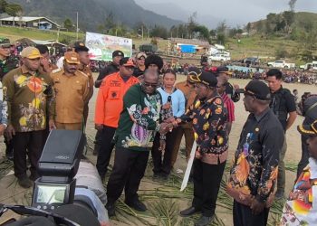 Gubernur Papua Tengah Serahkan Bantuan untuk Pengungsi di Puncak, Ajak Warga Kembali ke Kampung Halaman
