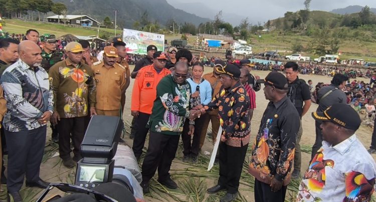 Gubenur Provinsi Papua Tengah, Meki Nawipa dan Wakil Gubernur Deinas Geley, didampingi Bupati Puncak Elvis Tabuni dan Wakil Bupati Puncak Naftali akawal saat menyerahkan bantuan kepada pengungsi di Distrik Sinak. (Foto: Istimewa)