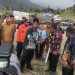 Gubernur Papua Tengah Serahkan Bantuan untuk Pengungsi di Puncak, Ajak Warga Kembali ke Kampung Halaman