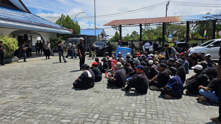 Aksi Damai Barikade 98 Wilayah Kabupaten Keerom yang digelar di halaman Kantor Bupati Keerom. (Foto: Istimewa)