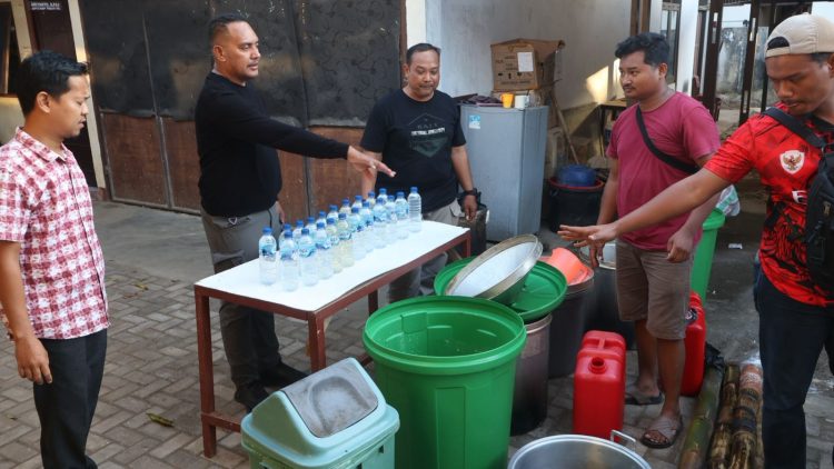 Razia miras lokal jenis sopi di tiga titik di wilayah Katalpal, Kelurahan Rimba Jaya, Kabupaten Merauke. (Foto: Istimewa)