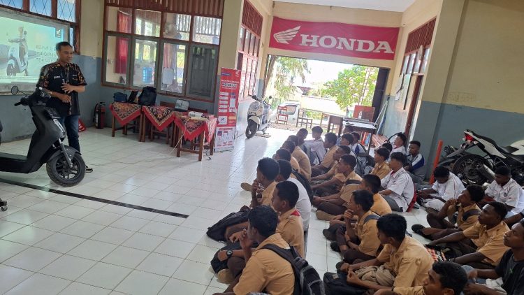Tim Astra Motor Papua membawakan materi mengenai teknologi sepeda motor listrik Honda EM1, inovasi terkini Honda. (Foto: Istimewa)
