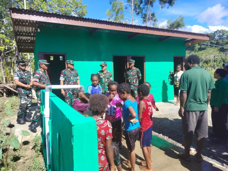 Pangdam XVII/Cenderawasih Mayjen TNI Rudi Puruwito meninjau hasil pembangunan fasilitas Mandi, Cuci, Kakus (MCK) dan sumur bor. (Foto: Istimewa)