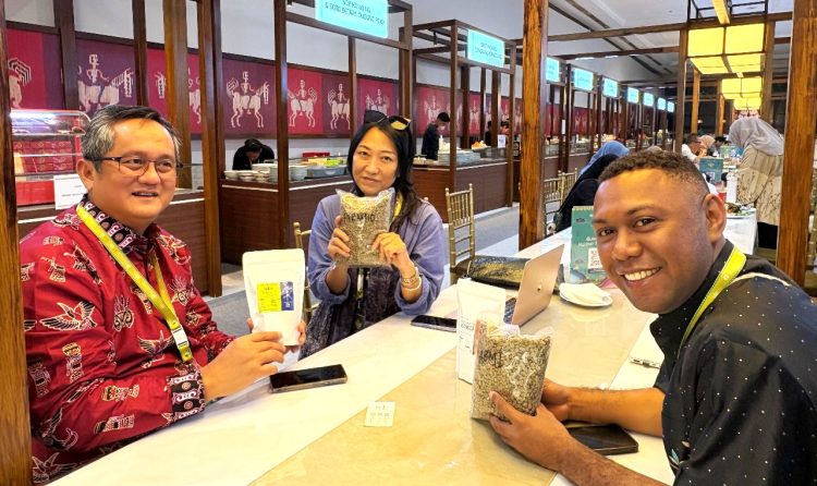 Kepala Perwakilan Bank Indonesia (BI) Provinsi Papua, Faturachman (kiri), bersama UMKM unggulan Papua dalam ajang KKI 2025. (Foto: Istimewa)