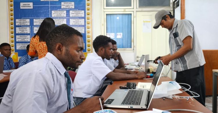 Pendampingan dan fasilitasi edukasi Teknologi Informasi dan Komunikasi (TIK) bagi pelajar SMKN 1 Ilaga. (Foto: Istimewa)