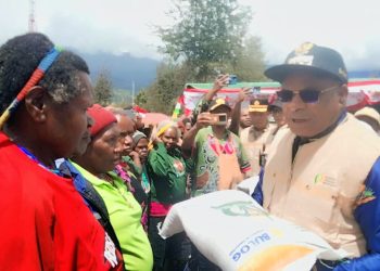 Bupati Salurkan Beras Kepada Masyarakat, Janji Akan Bangun Gudang Beras di Ilaga