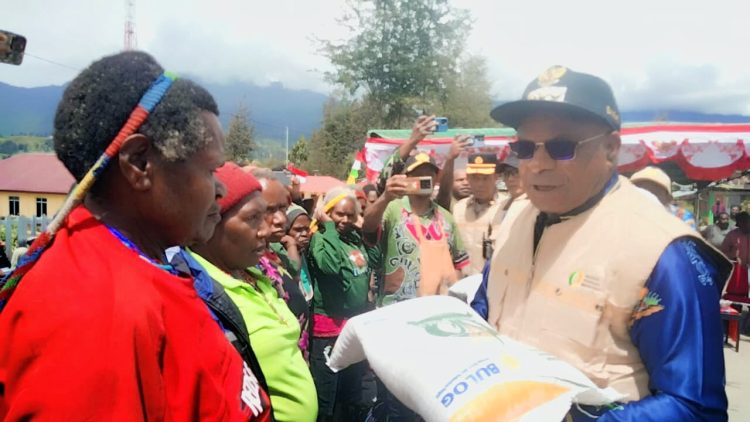 Bupati Puncak, Elvis Tabuni didampingi Ketua DPRK Puncak, Thomas Tabuni dan PLT Sekda Puncak Nenu Tabuni menyalurkan beras kepada Masyarakat saat launcing penyaluran bantuan pangan beras, kepada masyarakat Kabupaten Puncak. (Foto: Istimewa)