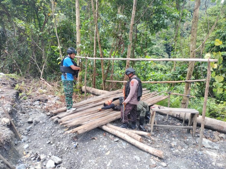 Kedua korban adalah Brigpol Muhammad Arif Maulana (34) dan Bripda Nelson Runaki (26) gugur saat serangan dilakukan secara brutal oleh KKB. (Foto: Istimewa)
