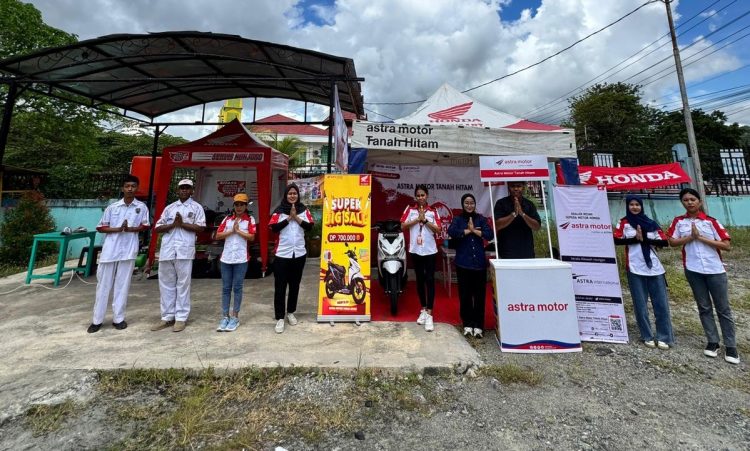 Roadshow dan Servis Kunjung di SMKN 5 Jayapura, menghadirkan unit sepeda motor Honda BeAT dan Honda Scoopy keluaran terbaru. (Foto: Istimewa)