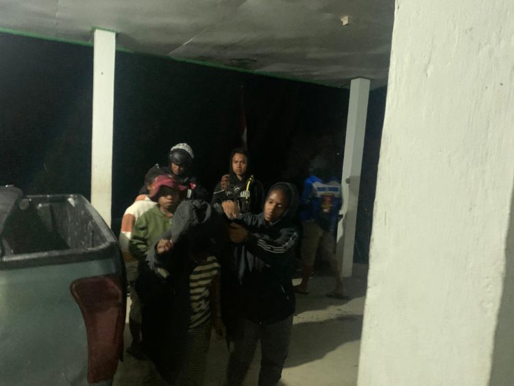 Polres Tolikara saat mengevakuasi seorang wanita bernama Nelince Yikwa (Korban KDRT) ke rumah sakit. (Foto: Istimewa)