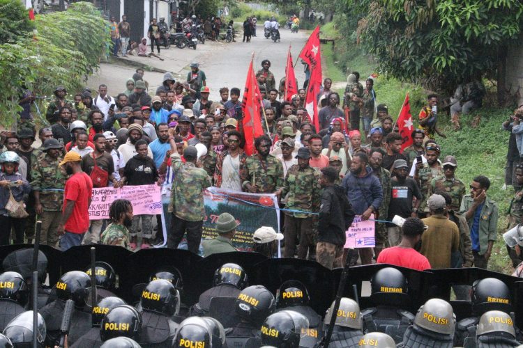 Aksi unjuk rasa yang digelar Kelompok Komite Nasional Papua Barat (KNPB) Wilayah Sentani di pertigaan Jalan Pos 7 dibubarkan polisi. (Foto: Istimewa)