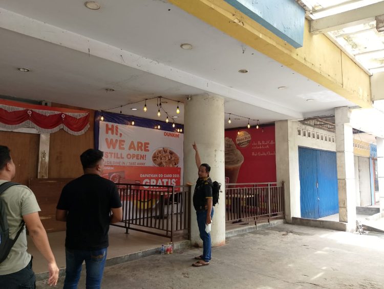 Polres Jayapura saat olah TKP terkait dugaan percobaan bunuh diri di Mall Borobudur. (Foto: Istimewa)