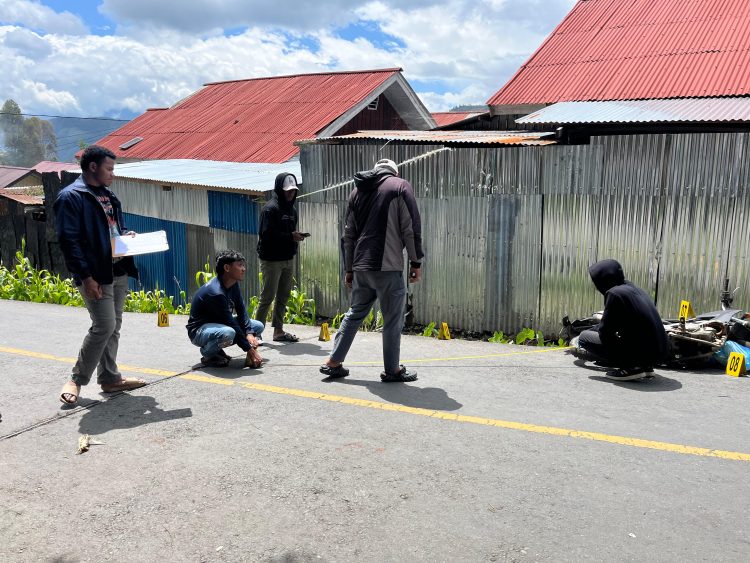 Rekonstruksi ulang olah Tempat Kejadian Perkara (TKP) kasus penembakan terhadap almarhum Brigpol Ronal M. Enok di Kampung Lima-Lima. (Foto: Istimewa)
