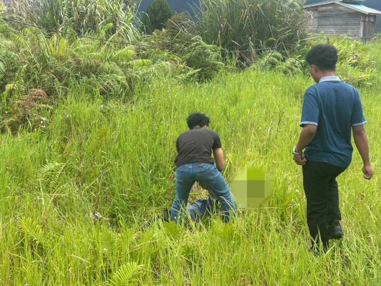 Agus Hariono (46), dalam kondisi terkapar di semak-semak belakang kantor BPJS Waghete. (Foto: Istimewa)