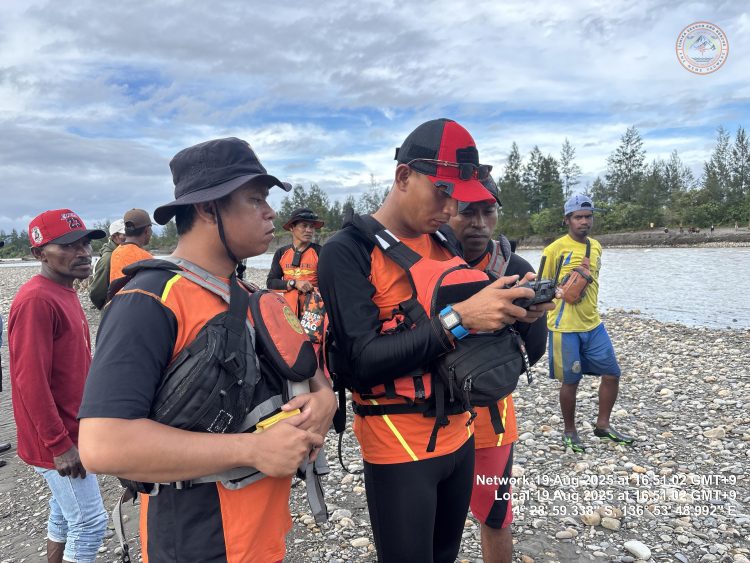 Tim SAR gabungan bersama keluarga korban dan masyarakat masih melakukan pencarian di sekitar lokasi kejadian. (Foto: Istimewa)