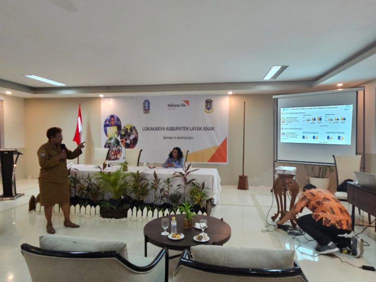 Plt. Kepala Dinas DP3KB Provinsi Papua, Josefiet B. Wandosa Saat Memaparkan Materi, di hotel Suni Sentani, Kab. Jayapura, Selasa (19/8/2025). Foto: Istimewa