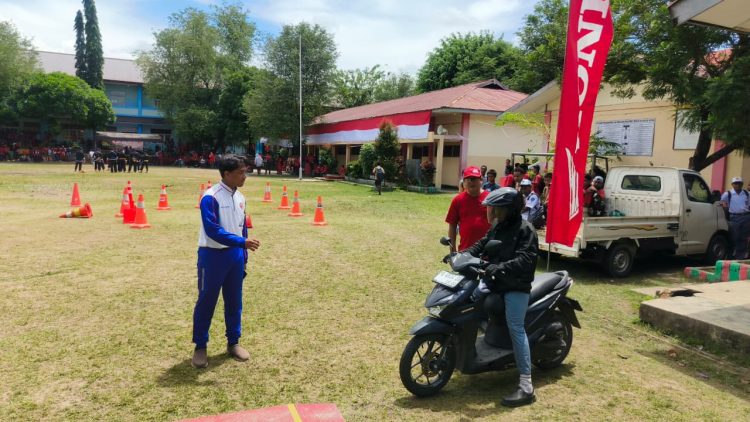 Lomba dipandu langsung oleh Instruktur Safety Riding Astra Motor Papua, Maulana Erwinsyach, bersama Advisor Safety Riding SMKN 3, bapak Costan. (Foto: istimewa)