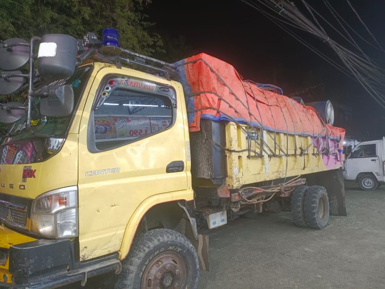 Truk kuning bernomor polisi PA 8874 B. (Foto: Istimewa)
