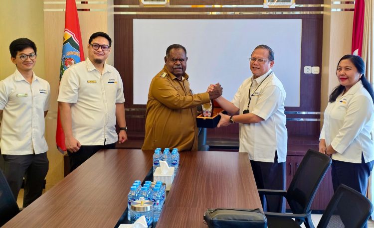 Pertemuan Kepala Kanwil DJP Papabrama, Dudi Efendi Karnawidjaya, dengan Gubernur Papua Barat Daya, Elisa Kambu. (Foto: Istimewa)