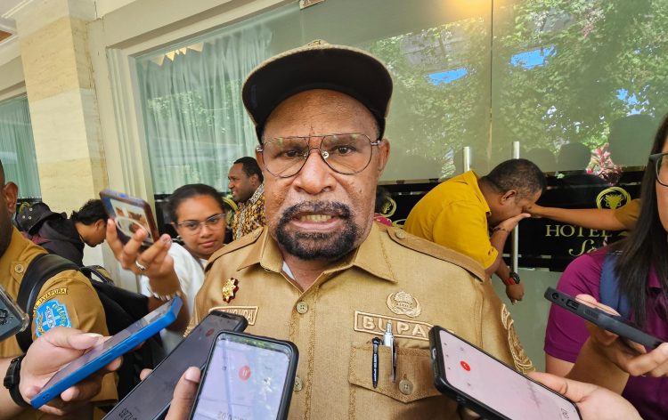 Bupati Jayapura, Yunus Wonda saat diwawancarai oleh awak media. (Foto: Istimewa)