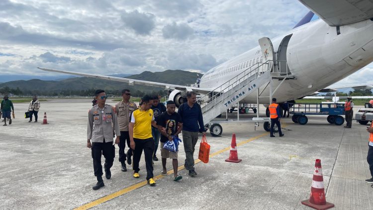 Penyerahan pertama dilakukan terhadap Anus Asso yang tiba di Bandara Wamena sekitar pukul 09.00 WIT, kemudian langsung dibawa ke Kantor Kejaksaan Negeri Jayawijaya. (Foto: Istimewa)